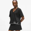 T-shirt à col en V et ourlet signature T-shirt à col en V et ourlet signature