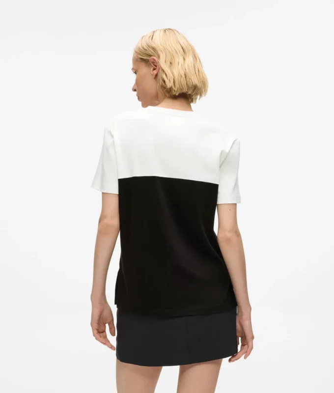 T-shirt monochrome emblématique T-shirt monochrome emblématique