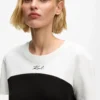 T-shirt monochrome emblématique T-shirt monochrome emblématique