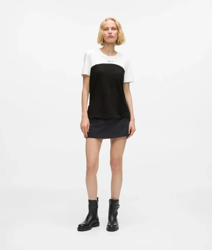 T-shirt monochrome emblématique T-shirt monochrome emblématique