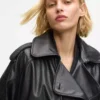 Trench-coat en simili cuir perforé Trench-coat en simili cuir perforé
