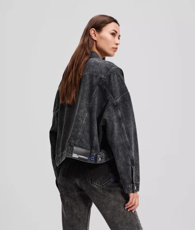 VESTE EN JEAN COURTE OVERSIZED VESTE EN JEAN COURTE OVERSIZED