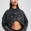 VESTE EN JEAN COURTE OVERSIZED VESTE EN JEAN COURTE OVERSIZED