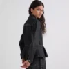VESTE EN JEAN À COUTURES CONTRASTÉES VESTE EN JEAN À COUTURES CONTRASTÉES