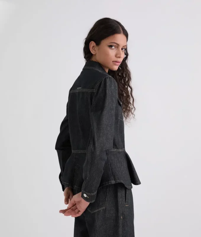 VESTE EN JEAN À COUTURES CONTRASTÉES VESTE EN JEAN À COUTURES CONTRASTÉES